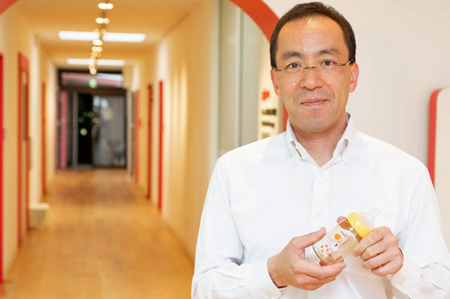 哺乳びんの「機能美」――シンプルに見えて実は赤ちゃんのために計算されたデザインに迫る