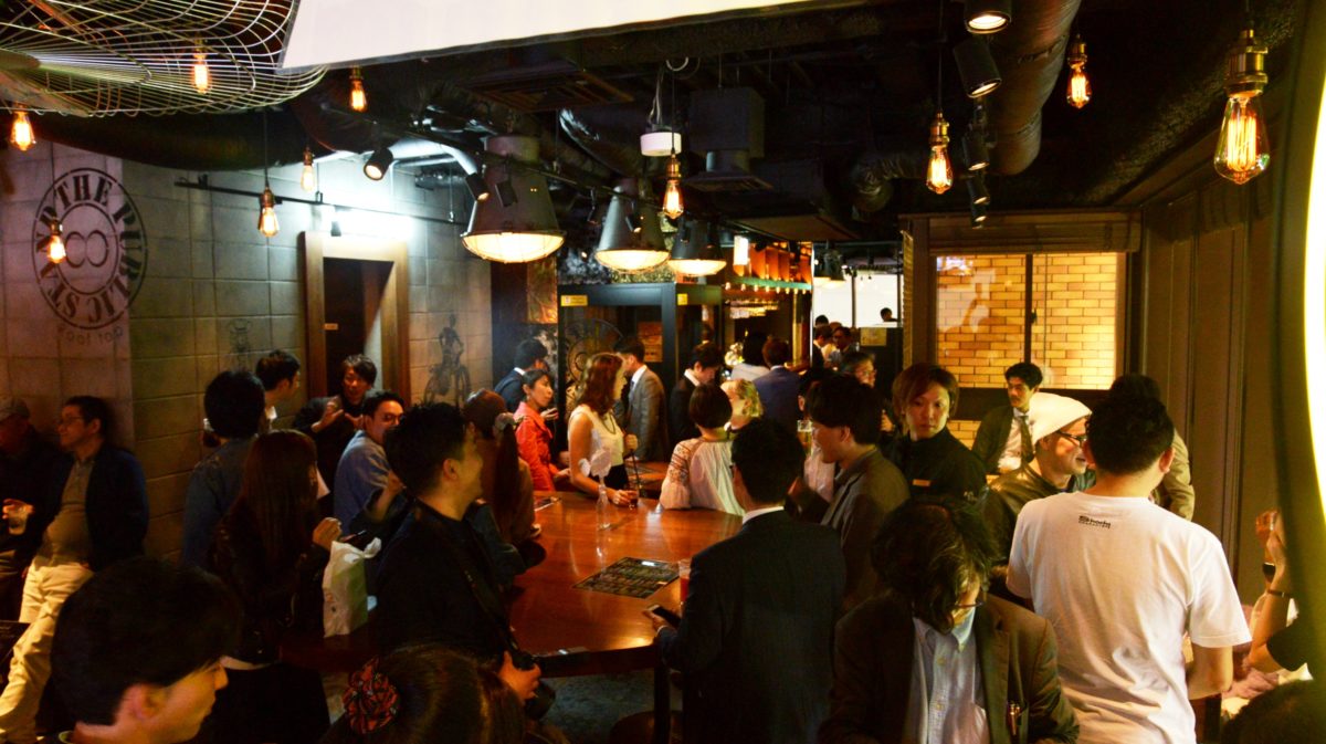「出会い系立ち飲み」の最新トレンド！新宿の夜景を望む衝撃的なVIP感