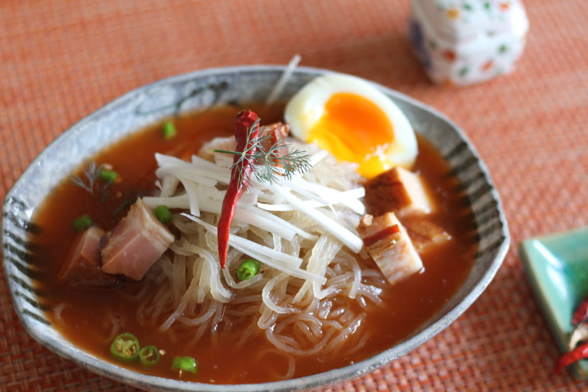 カルディの「ヤミツキ冷麺」ランキング – 1位はザラザラ生麺に、ウマ辛スープがからむ絶品!