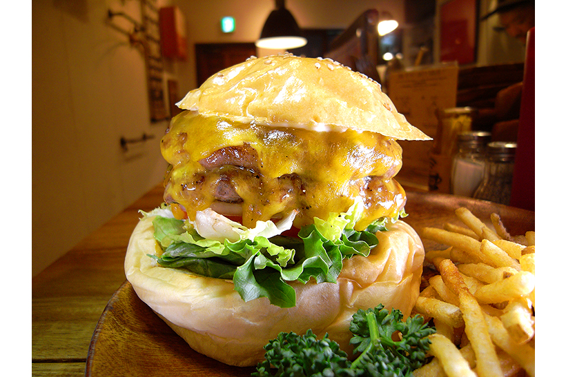 豚の「脂」で巻いた新宿御苑前「CHATTY CHATTY」のハンバーガーがフランス人観光客に大人気だという