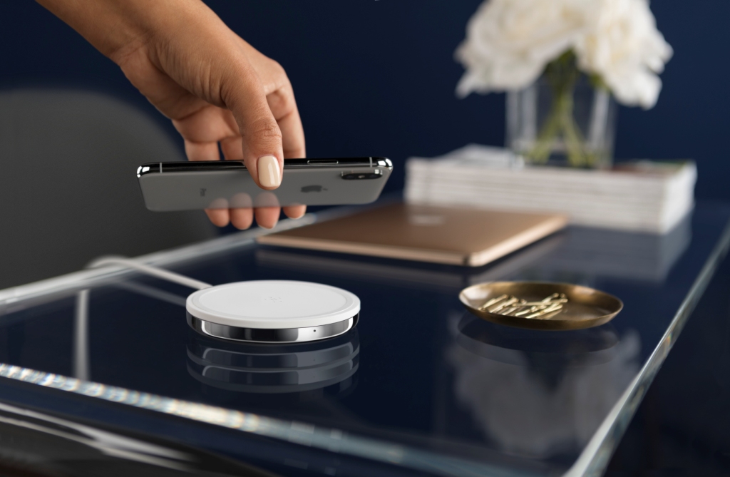 なじみ力の高いデザイン! ベルキンのワイヤレス充電器に洒落たアップルストア限定版
