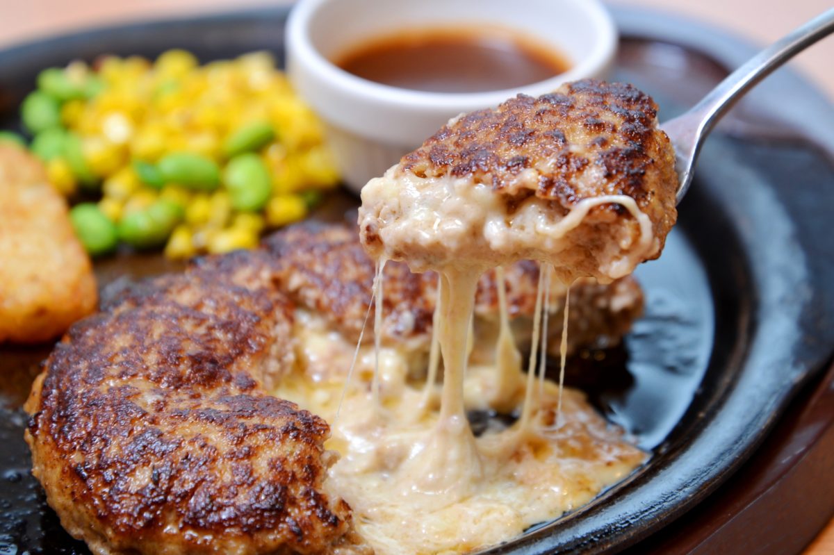 【いまなら399円】チーズブームに真打が動いた！ガストの「チーズINハンバーグ」がもっと後引くウマさに進化
