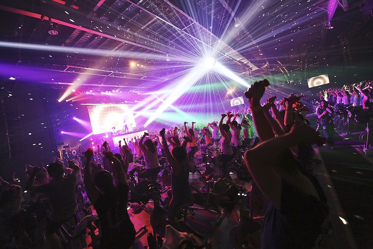 人目を気にせずクラブ感覚で楽しむ! 人気急上昇の「暗闇フィットネス」って何？