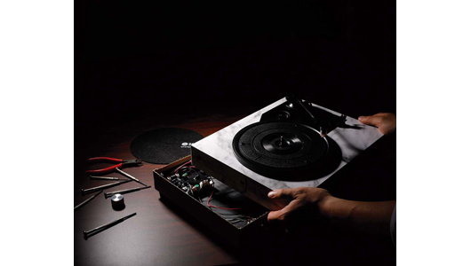 20分で組み立てられる! 耐水性も備えた“紙製”レコードプレーヤーamadana「SPINBOX」