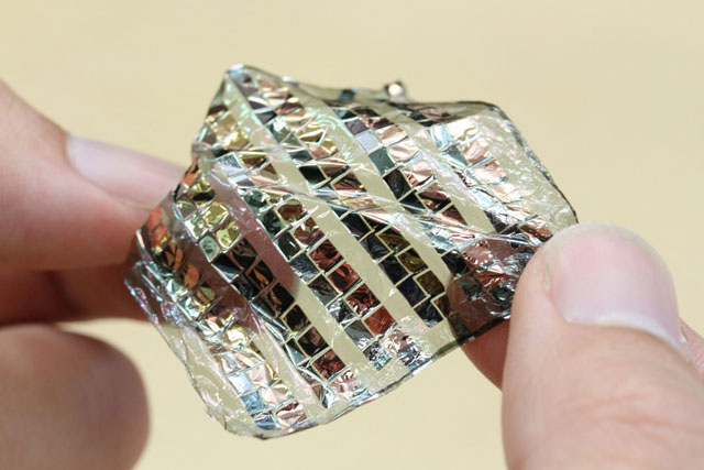 スマホは洋服で充電!? 太陽電池は「着る」時代へ