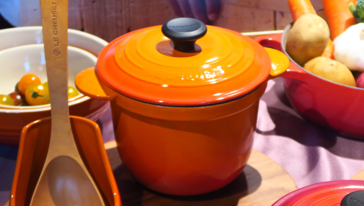 「深さ」と「カーブ」があるから、こんなに便利! 「100年鍋」のル・クルーゼ、2万円の新作を触ってきた