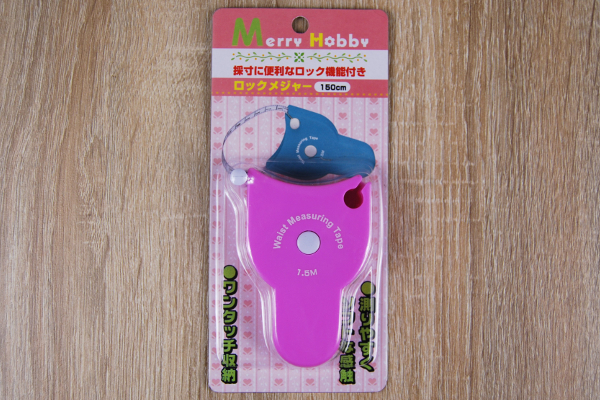 ハンズフリーでウエストが測れる!? キャンドゥ100均グッズ「ロックメジャー」で1人でもラクラク採寸