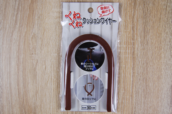 どんな場所にも一瞬で「フック」が登場!? 使い方無限大の100均「くねくねクッションワイヤー」