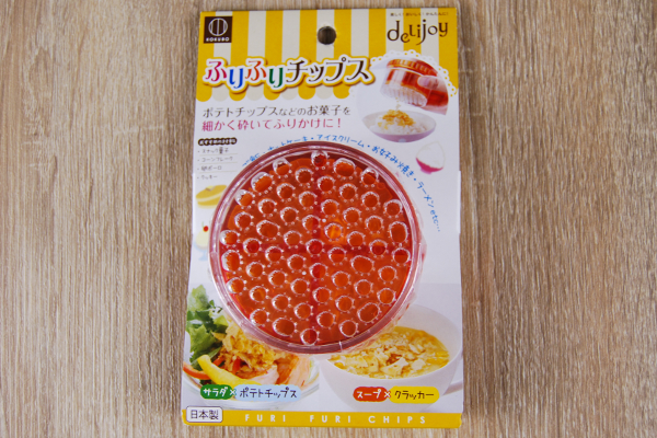 スナックふりかけを一瞬で生み出せる！ ザクザク食感が病みつきになる100均グッズ「ふりふりチップス」