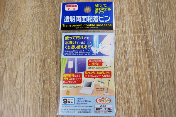 水洗いで繰り返し使える！ ガラスの窓にもピタッとくっつく100均アイテム「透明両面粘着ピン」