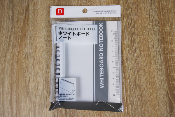 かさばらない卓上カレンダーサイズ！ 家族のメッセージボードとしても役立つ100均グッズ「ホワイトボードノート」