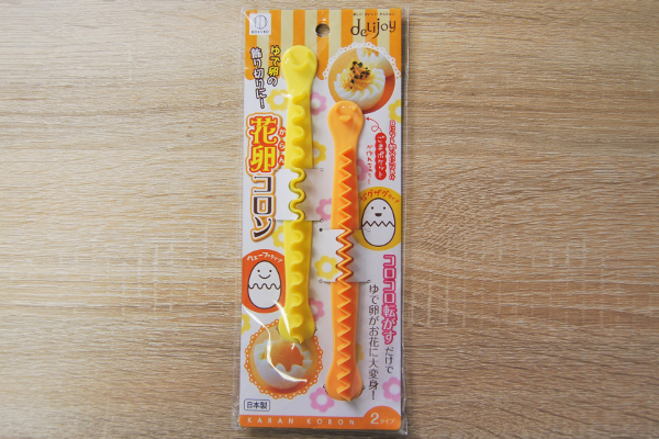コロコロするだけでゆで卵の白身をデコレーションできる100均グッズ「花卵コロン」で2種類の飾り切りが数秒で完成！