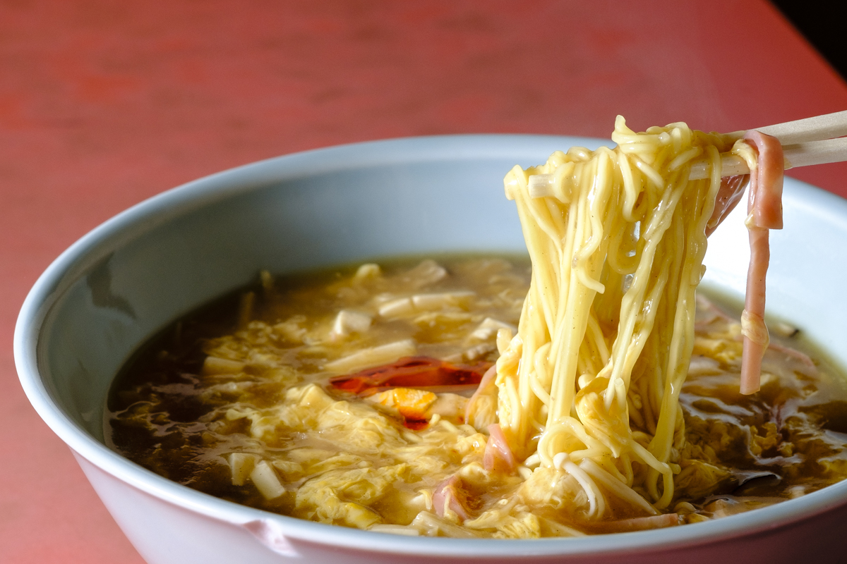 【街中華の名店】東京屈指の酸辣湯麺は代々木駅前の「山水楼」にあり！ ってマジで駅前じゃん