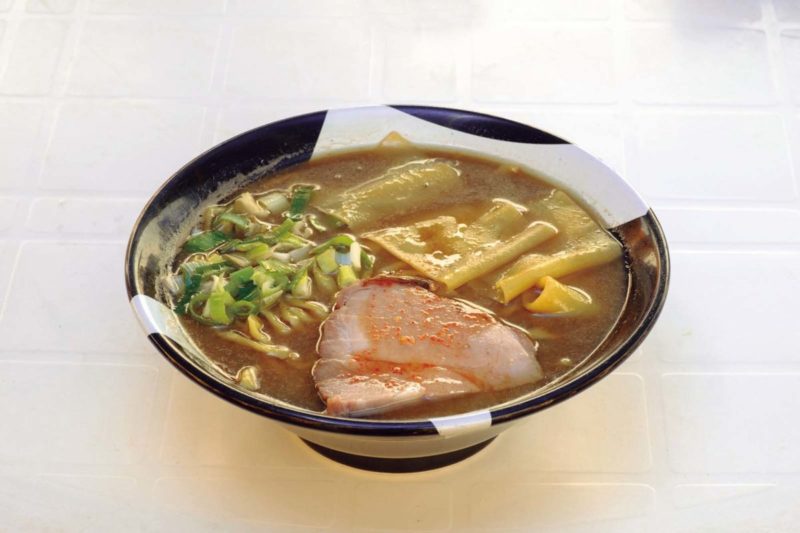 ↑凪創業時に濃厚すぎてお蔵入りとなった伝説の味を提供。煮干のエグミも油もマシマシな、海の家の次元を超えた一杯だ