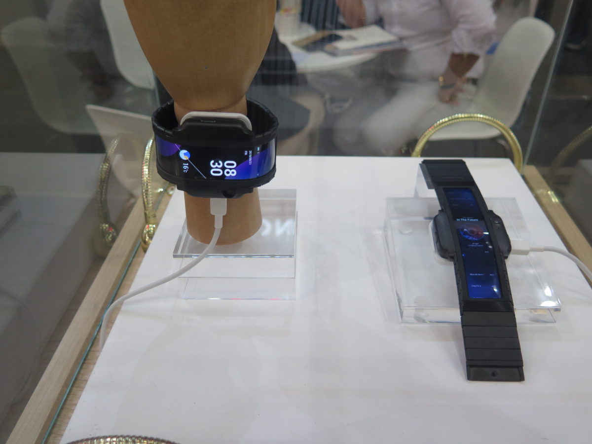 2018年最大の変態スマホかも…。スマートウォッチではない腕に巻くスマホ「Nubia α」