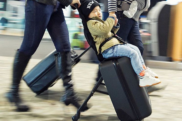スーツケースがベビーカーに早変わり!? 子連れ旅行を超ラクにする「バッグライダー」