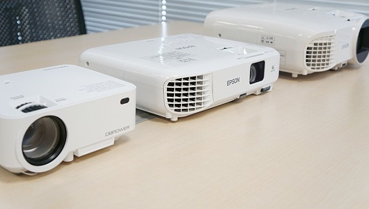 【比べてみた】1万円以下の格安プロジェクターと10万円以上の高い機種は何が違うの？「初めてのプロジェクター」の選び方