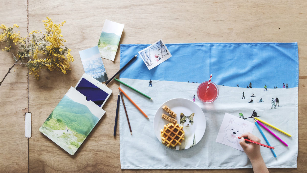 水着やカーテン、スーツケースも! 好きな写真や子どもの絵で作れる「写真ギフト」がエモい
