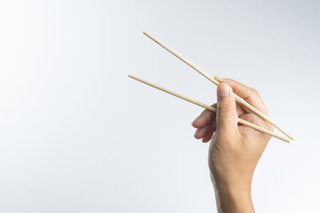 ポップコーンを「箸」で食べると「おいしくなる」という研究が。どういうこと?