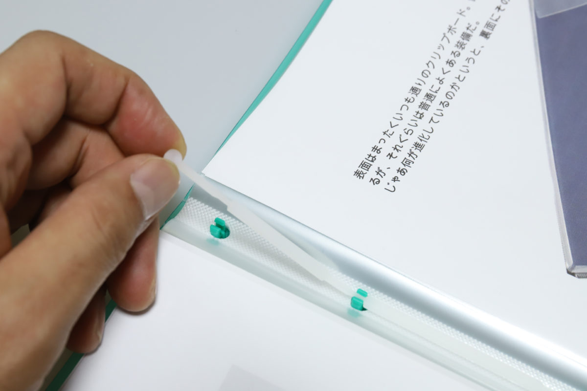 ↑スティックをスライドさせて引き上げると、プチプチと外れる。戻すときは逆順で