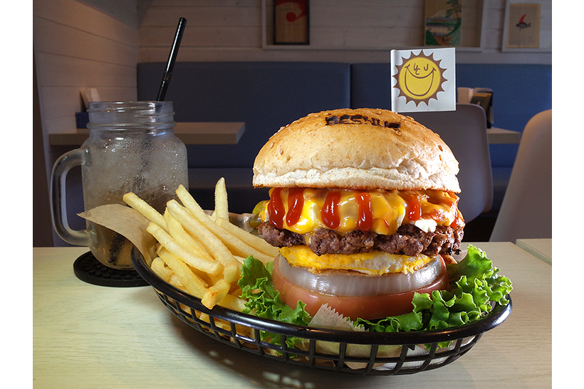 海とサーフィンとハンバーガーと。大磯「BESNUG」はハワイの風が吹く「ハンバーガーショップ」だ！