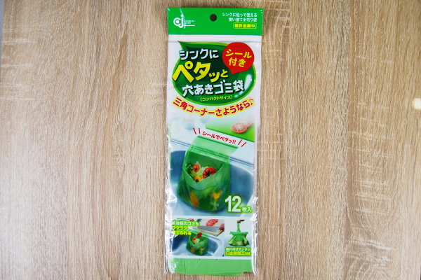生ごみの処理をもっと手軽に！ シンクを広々と使える100均アイテム「シンクにペタッと穴あきゴミ袋」