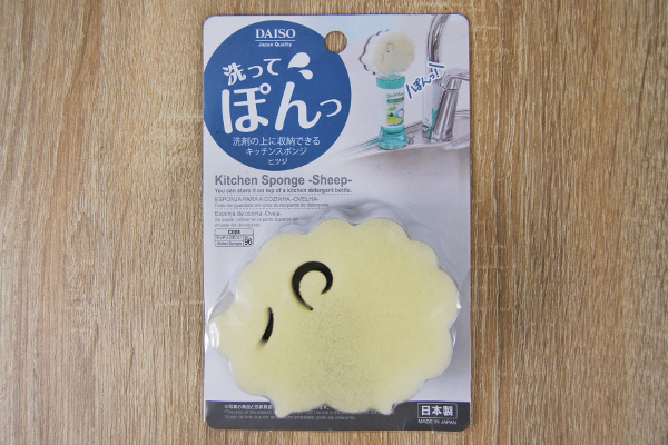 スポンジ置き場問題を大解決！ 洗剤の上における100均グッズ「洗ってぽんっ」