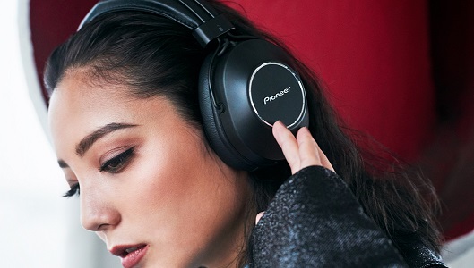 2万円で全部入りの高コスパヘッドホン! NC・ハイレゾ・音声アシスタント対応のパイオニア「S9wireless」