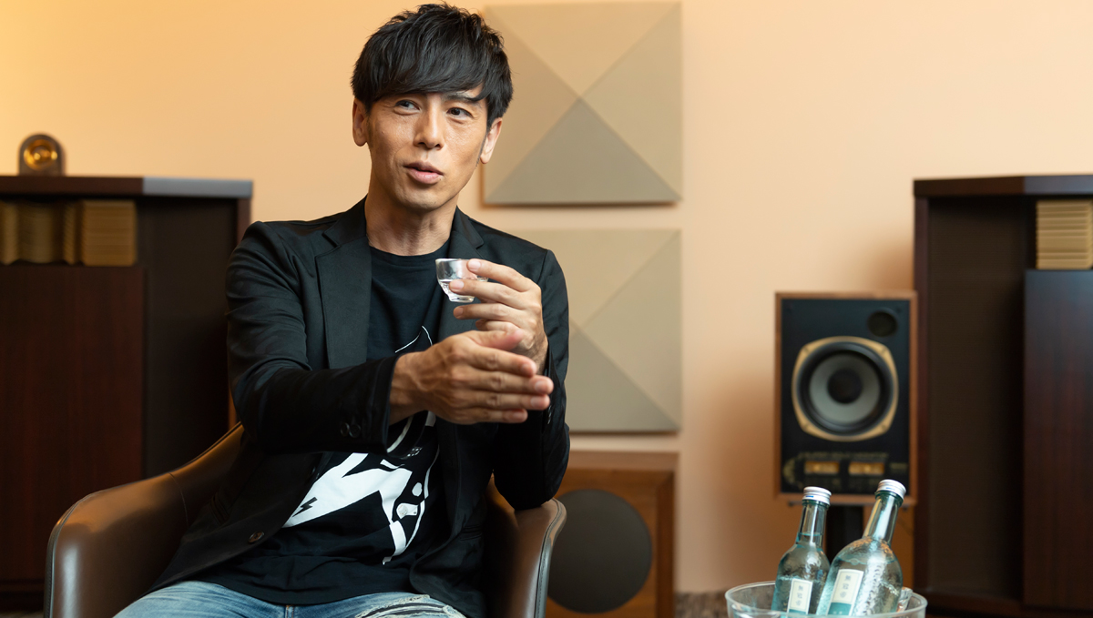 ミュージシャンが飲み会に集まらないのはなぜ? 音楽プロデューサー寺岡呼人「音楽と酒」を語る