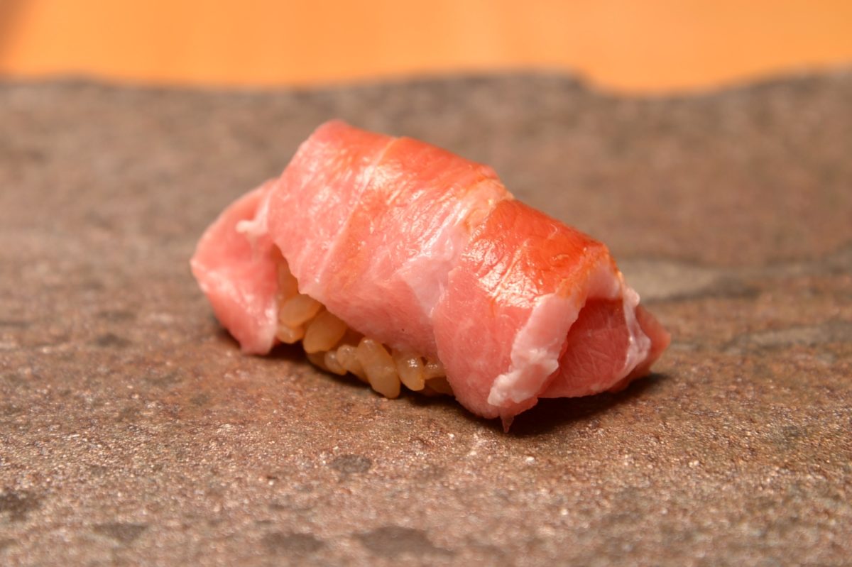 「熟成鮨」と「熟成肉」の違いとは？ 気鋭の新店「万」に神髄を聞いた！