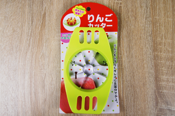 一瞬で8等分に!? 瞬く間にリンゴをカットできる100均グッズ「りんごカッター」