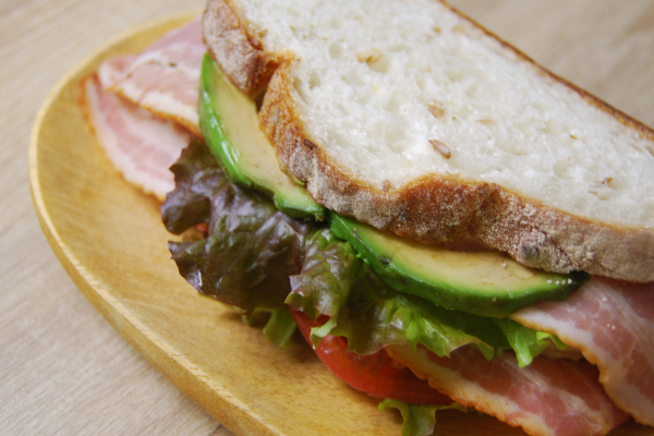 【テイクアウトめし】BLT+アボカド！ 野菜もお肉もたっぷり堪能できるシアトルズベストコーヒーの「BLTアボカドサンド」が美味い!
