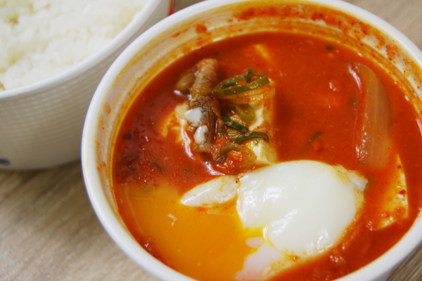 【テイクアウトめし】冷たい身体に“コチュジャン”の辛さが染み渡る！ 松屋の松鍋シリーズ「豆腐キムチチゲ鍋膳」