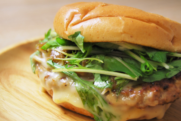 【テイクアウトめし】バンズから飛び出すお肉が圧巻！ モスバーガーの期間限定メニュー「とびきりハンバーグサンド＜きのこ＆チーズ＞」