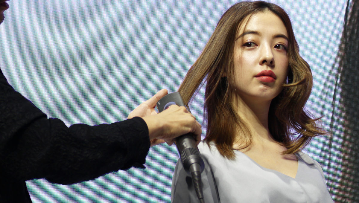 「ゆるふわ女子」の髪を守れ! ダイソン、気流で勝手に巻きつく「第2のヘアスタイリングツール」発売