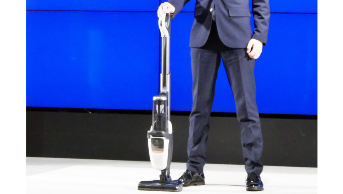 「重心の位置が変えられる」のが画期的! スウェーデン発「男性向けコードレス掃除機」の衝撃