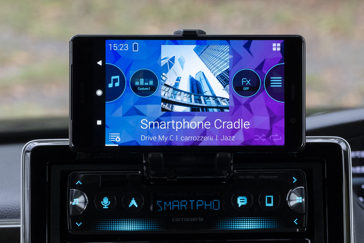 最新の「スマホ特化型カー用品」で仕事をさぼってドライブしてみたら