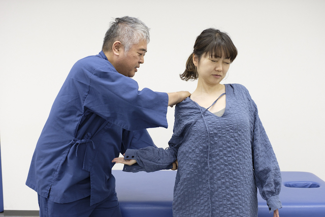 口コミだけで1か月予約待ち!  首の痛み・肩の痛みに効く噂の「九伝流」【検証編】