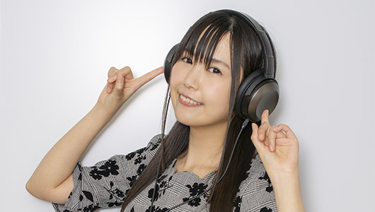 声優・小岩井ことりのイチオシ! 音を“おいしく”楽しめるVECLOSの“真空”ヘッドホン&イヤホンを聴いた