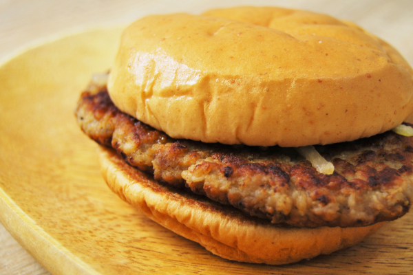 【テイクアウトめし】コクのあるソースが絶品！ 国産肉を100％使用したモスバーガーの大人気シリーズ「とびきりハンバーグサンド＜和風ソース＞」