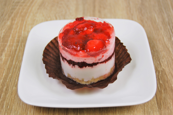 クランブルのザクザク食感がアクセント！ スターバックスの新作スイーツ「ストロベリーグラデーションケーキ」