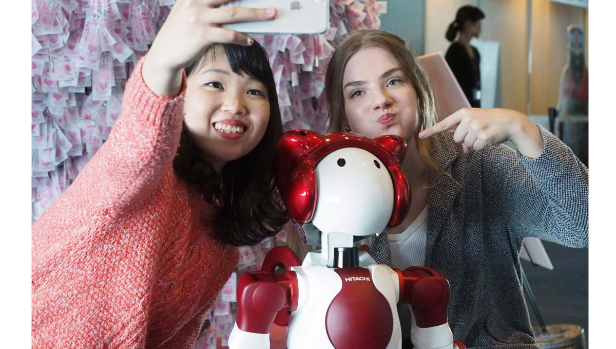 「観光立国」に不可欠なロボットがコレだ! 横浜ランドマークタワーで「実験的導入」がスタート