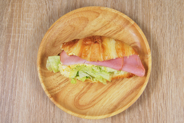 【テイクアウトめし】食パンの代わりにクロワッサン!? KFCの朝メニュー「クロワッサンサンド（ハム＆エッグ）」