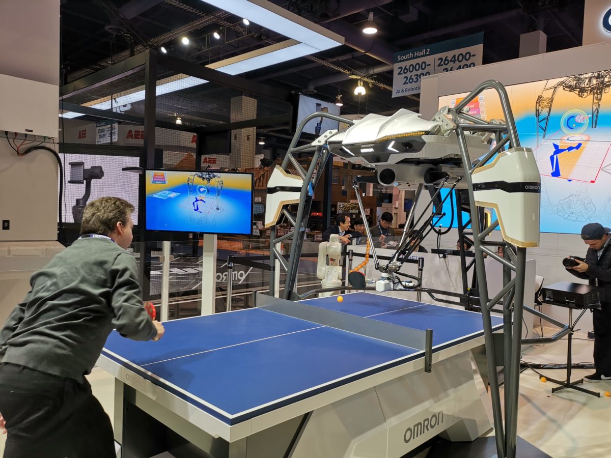 「CES 2019」でまさかの「卓球ロボ」と対決! 「フォルフェウス」から垣間見れるオムロンの技術力