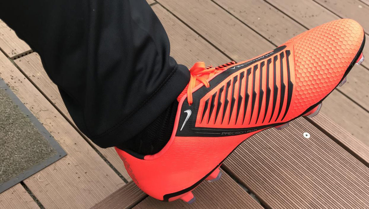 この性能、ルールで禁じなくていいの? ナイキ新作サッカーシューズ「ファントム ヴェノム」は「本能が欲する」仕上がりだった