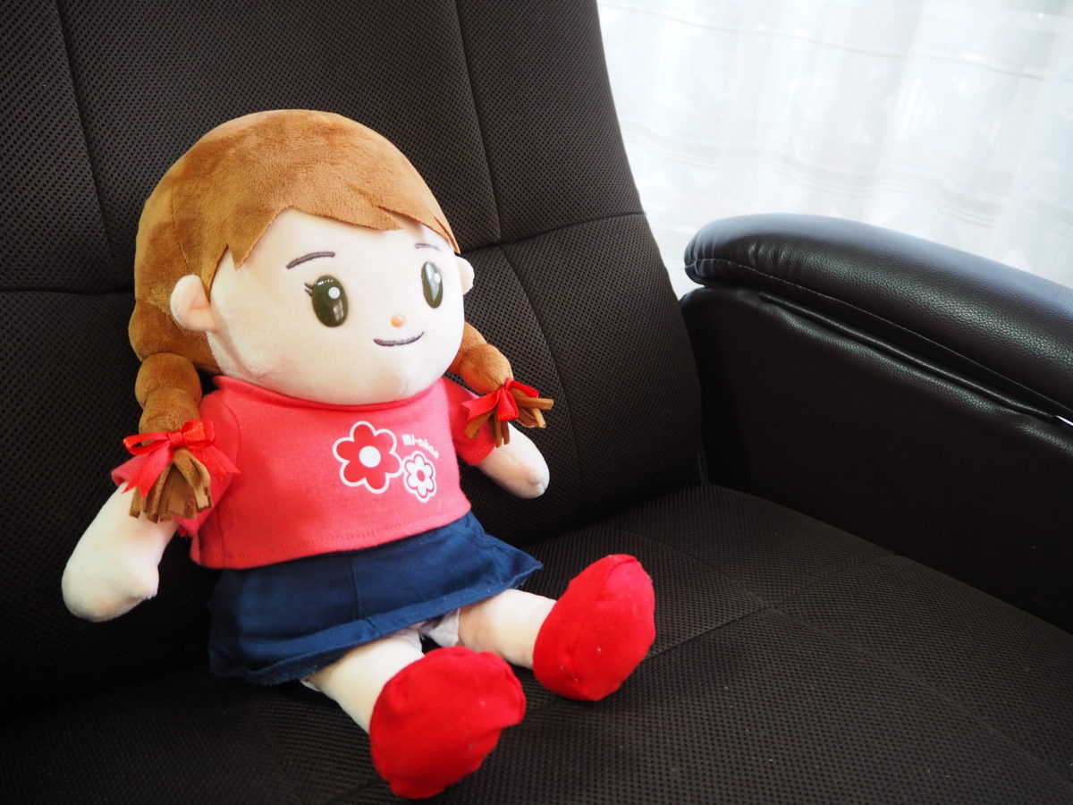 スマートスピーカーより子どもに人気!? 3人兄妹が「音声認識人形 おしゃべりみーちゃん」を1か月使ってみた