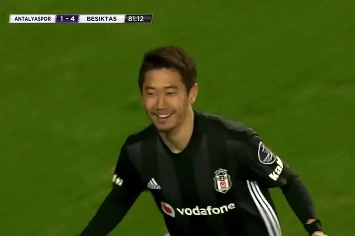 香川真司、トルコで「日本式」に出迎えられる！ 英語で答えたインタビューも