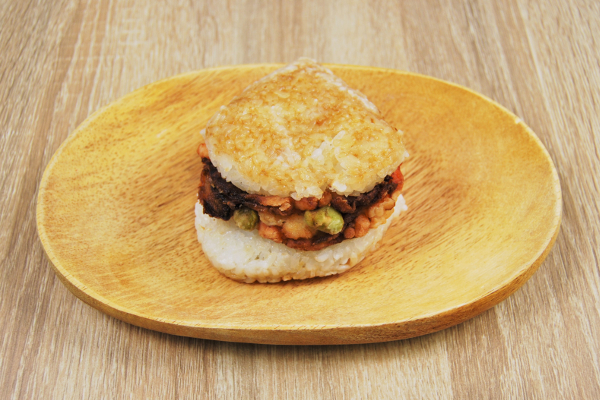 【テイクアウトめし】特製塩だれがライスバンズにシミシミ！モスの人気メニュー「モスライスバーガー海鮮かきあげ」