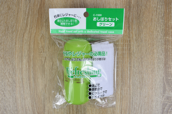 遠足やキャンプにピッタリ！ コンパクトで持ち運びに便利なセリアの「おしぼりセット グリーン」