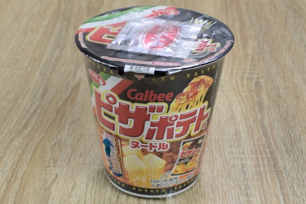 【カップ麺大全】あのロングセラースナック菓子を再現!? ローソン先行商品「カルビーピザポテト味ヌードル」